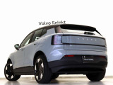 Volvo Cars appで車にリモートアクセスして、空調機能の操作や車の施錠・開錠、ソフトウェア更新などが可能です。エアコンやシートヒーターを操作して、出発前に車内を快適な温度に整えられます。