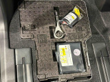 助手席足元下にはパンク修理キットが収納してあります