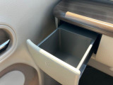 助手席引き出しにはドリンクホルダー装備☆