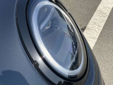 LEDヘッドライト&フロントフォグランプ キセノンに比べて明るさと照射範囲が向上し、消費電力も低減のため省燃費に貢献。周囲のリング部分はデイライトとして日中ヘッドライトOFF時も点灯します。