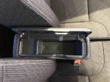 センターアームレスト付きで運転中も腕が楽々!