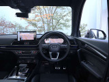 内装はシンプルに使い勝手を考え作られています。お車を運転する感覚をダイレクトに体感して頂けます。室内も広くロングドライブにも快適にお過ごしいただけます。