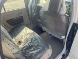 後部座席も十分な広さがあります!シートを倒せば荷物もさらに沢山積めますね♪