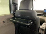 折りたたみ式の【シートバックテーブル】限られた空間を有効活用。車内の家族時間をもっと快適に。