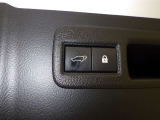 電動式バックドアです。 荷物を持ったままでもボタン一つで自動的に開け閉めできるので便利ですよ。 挟み込み防止機能も付いていますのでお子様の手や荷物を挟み込むのを防いでくれますよ。