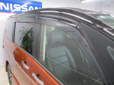 ■車との一体感がある精緻なプラスチックバイザーは雨の日でも車内の換気ができます♪
