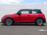 ご納車前には、MINIを熟知したメカニックによる100項目の点検・整備を行います。不具合箇所、交換時期に達している部品に関しましては、全て当社負担で交換してからのご納車となります。