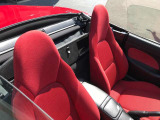 オープンにすると真っ赤なシートが映えます