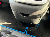 運転席と助手席の間には格納式の嬉しいドリンクホルダー装備!手が届きやすい位置にありますので、水分補給にも困りません!