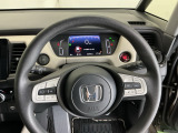 ステアリング右手側に安全運転支援機能のホンダセンシングをコントロールするスイッチ、左手側にオーディオ関連のコントロールスイッチを配置、視線を逸らすことなく運転に集中できます