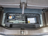 【車載工具】パンクなどのもしもの時に役立つ車載工具があります。ジャッキなどが装備されています。