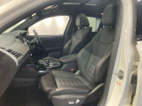 長時間の運転でも疲れにくく、オーナー様の事だけを考えて作成したBMWならではのとっておきのシートです。