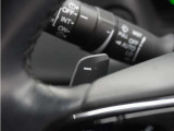 ◆減速セレクター装備◆ステアリングホイールの左右に取り付けられた2つのパドルスイッチで減速の強さを調整。 左側の「-」を操作すると減速を強く、右側の「+」を操作すると減速を弱くすることができます。