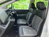 運転席周りの広さも十分で、運転しやすい設計になっています。視界も良好で、安全な運転をサポートします。