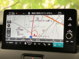 鮮明な画面で、目的地までのナビ情報を確認できます。オーディオ機能も充実しており、お好みの音楽を快適に楽しめます。
