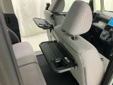 運転席と助手席の背もたれにはテーブルがあります。車内でちょっとしたランチやティータイムとして使う事もできます。