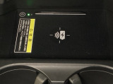 センターコンソールにはワイヤレス充電器を装備してます。Qi(チー)規格対応のスマートフォンなどを置くだけでワイヤレスで充電可能です。またスマートフォンの充電可能なUSB端子なども別途装備しています。