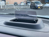 ヘッドアップディスプレイが装備されており、様々なお知らせや速度が一目で分かるようになっております!