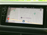見やすい地図画面で、目的地までスムーズに案内。渋滞情報も確認でき、効率的なルートを選択できます。運転に集中できる環境です。