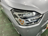 白く明るい光で夜間走行をサポートするLEDヘッドランプを搭載