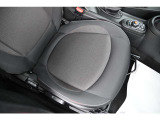 助手席にも気を抜いてはいません。ドライバーだけでなく空間を共有するものとして、インテリア・サーフェス・イルミネーテッドやファイバーアロイなどオプションのご用意もございます。※一部車種、年式により不可。