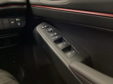 電動格納式リモコンドアミラーと、パワーウィンドウスイッチ等は運転席ドアにあります。