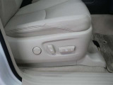 パワーシート搭載。微妙な調整が手軽にでき、最適なポジションで運転することが可能です。