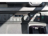 エアコン調節部です!一目でわかる、どなたでも簡単に操作ができる仕様になっています♪前席にはシートヒーターが搭載しています!
