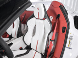 軽量なシートによりドライビングの一体感が高まります。レーシングシートリフターにより最適なポジション調整が可能です。
