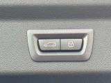 カー・ライフのさまざまなリスクのある状況を自動的に記録。運転中はもちろん駐車時まで、愛車とその周囲を監視・記録する基本機能に加え、Proにはその場で画像を確認できる液晶ディスプレイを搭載。