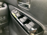 ウインカー操作やハザードランプの点灯など、必要な時にスムーズに操作できるレバー。シンプルなデザインながらも、確かな操作感を実現しています。安全確認をしっかり行いましょう。