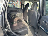 ゆったりと広い店内で、お車の悩みや各種相談を承ります。