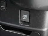 スマートフォンの充電等にも便利な電源ソケット!使いやすい場所に装備されています。