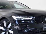 ひときわ印象的なT字型のLEDヘッドライトは、新世代のボルボを象徴するユニークなアイコンとなっています。LEDデイタイム・ランニング・ライトやポジションライト、ウインカーの役割も果たします。
