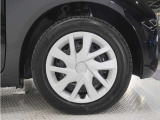 ◆純正ホイール装着車◆シンプルなデザインのホイールキャップ付きです。