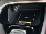 ワイヤレス充電器。スマートフォンを置くだけで充電可能。ケーブルをつなぐ煩わしさがありません。
