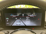 視認性の高いメーターデザインで、運転状況をひと目で確認できます。重要な情報をクリアに表示し、安全運転をサポートします。