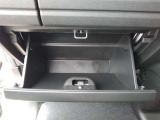 車検証やティッシュ箱を収納出来ます。