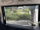 2列目にはロールシェード付き。