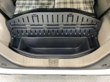 「N-BOX JOY」のトランク(荷室)は、後部座席を最大限にスライドすることで、ゆとりあるスペースを確保することができます。?開口部手前には、床下にも収納スペースがあります。