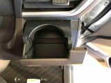 便利なドリンクホルダーが付いています。