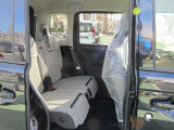 後部座席は便利なスライドドア。狭い駐車場、風が強い日、お子様の開け閉め、荷物を沢山出し入れする時など&hellip;どんな状況でも隣の車にぶつける心配がありません。