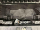 デッキボードの下には、大容量の収納ができる深底ラゲージアンダーボックス(デッキボード固定フック付き)