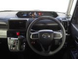 運転席まわり。スイッチやレバー等が使いやすく配置されています。
