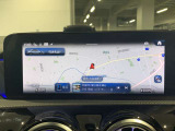 「ハイ、メルセデス」と車に話しかけるだけで起動。「少し暑い」など普段の会話のように話しかけるかけるだけで温度調節が可能です。