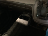 運転席からも助手席からも自由に使えるドリンクホルダーもついております。足元部分にはちょっとした小物を入れるのに便利な収納BOXもあります。