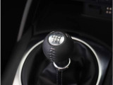 【シフトレバー】シフトもとても操作しやすいデザインになっております。運転する人の事を第一に考えた操作性の高い仕様です。