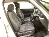 広い足元にゆったり座れるシートには肘掛けも装備しており長距離の運転でも疲れにくくなってます。女性でも運転がしやすいように、シートの高さ調整機能(シートリフター)がついています。