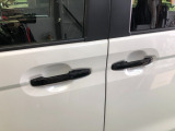 【ドアハンドル】Hondaスマートキーを携帯し、ロックボタン、ドアハンドルを操作することで施錠や解錠ができます。