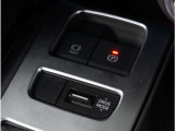 【電動パーキングブレーキ】手で引く方式のサイドブレーキや足踏み式のサイドブレーキの代わりとなるもので、指先の簡単操作でパーキングブレーキを作動したり解除したりすることが可能です。